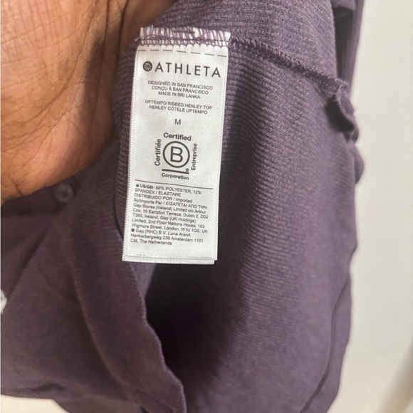 ATHLETA UPTEMPO RIBBED HENLEY TOP IN REGAL PLUM DARK SKY VIOLET M - Picture 4 of 8